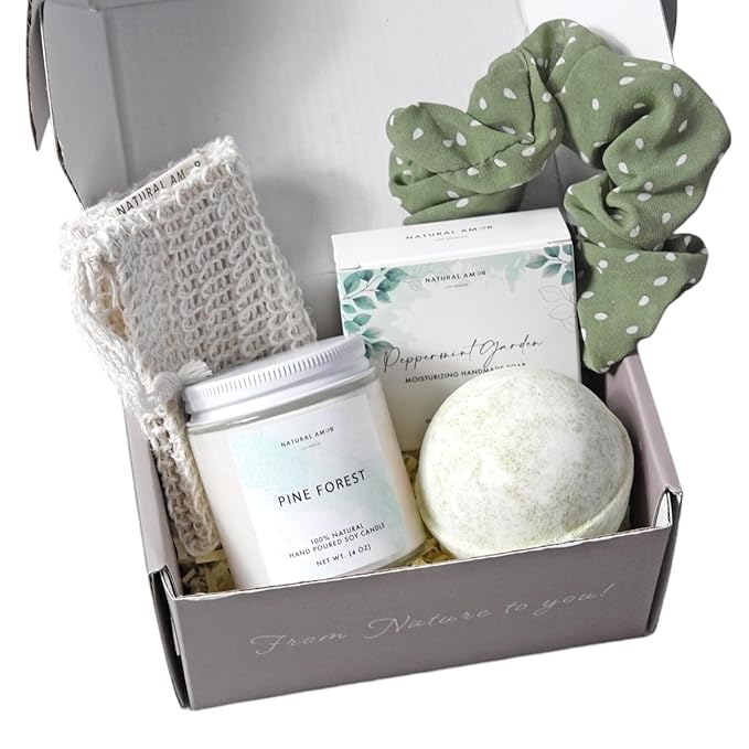 Natural Amor Green Spa Gift Set for Women, Peppermint Forest Bath Gift for her,5pc Bath & Body Gift Including Soap Bar, Candle, Bath Bomb